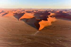 Dolina Sossusvlei v Namibiji, obdana z visokimi sipinami puščave Namib