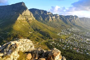 Južnoafriško mesto Cape Town slovi predvsem po svoji čudoviti naravi