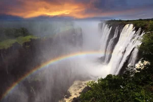 Mogočni Viktorijini slapovi na meji med Zimbabvejem in Zambijo, uvrščeni na Unescov seznam