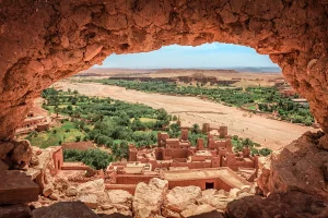 Pogled na pokrajino iz kasbaha Ait Benhaddou v Maroku
