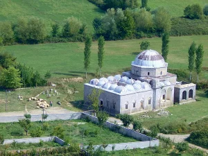 Pogled na mošejo z gradu Rozafa na griču pred Skadrom