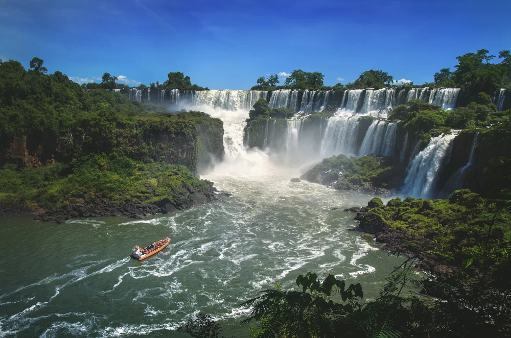 Znameniti slapovi na reki Iguazú na meji med Argentino in Brazilijo