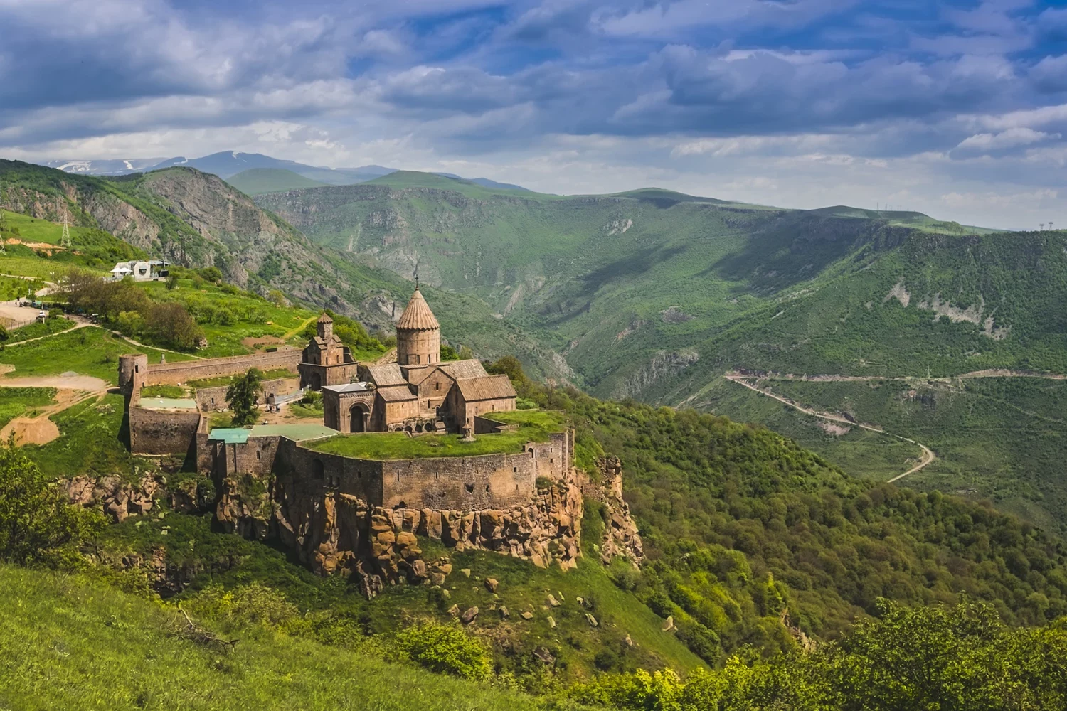 Apostolski samostan Tatev s slikovito lego nad sotesko reke Vorotan