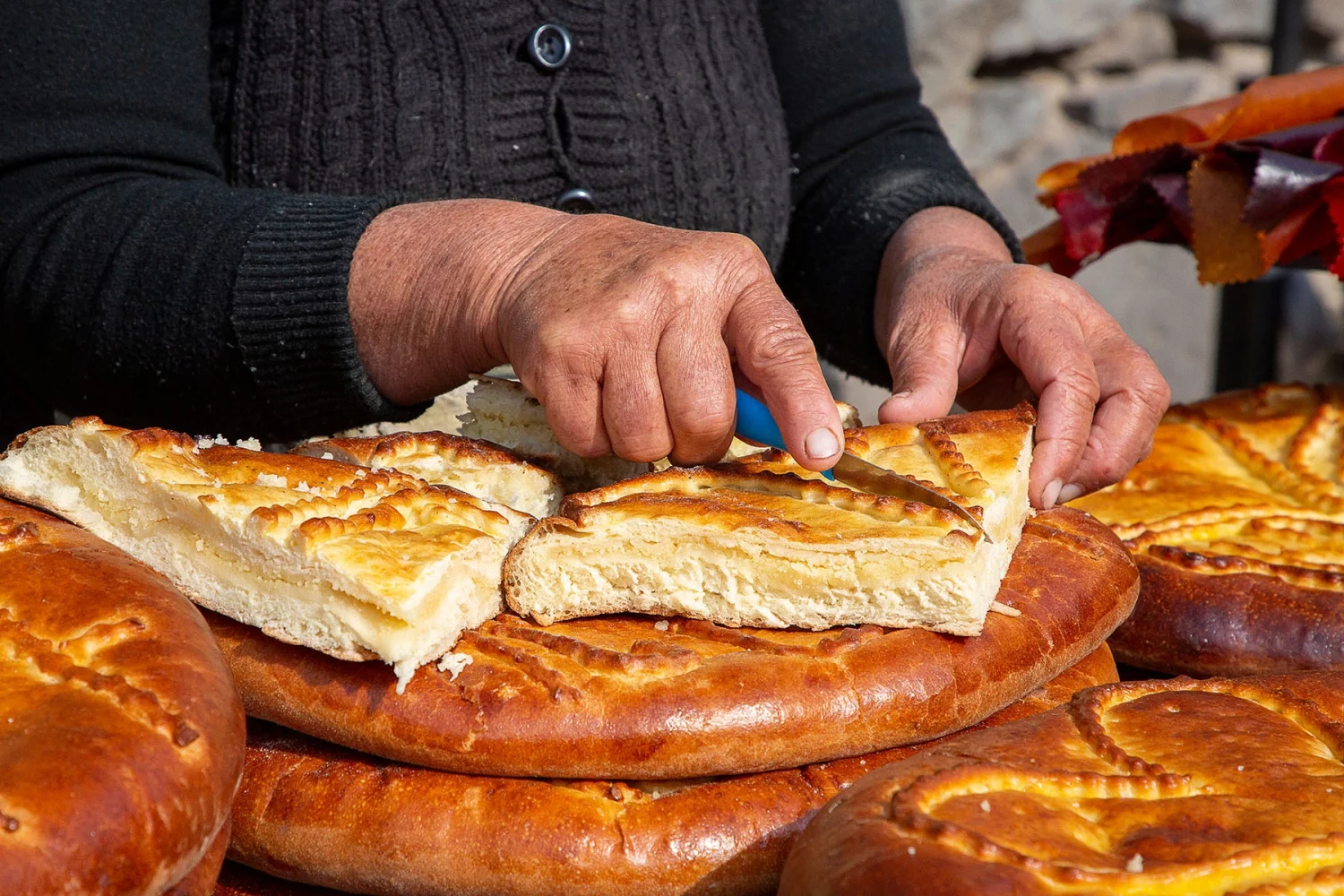 Priprava tradicionalnega armenskega sladkega kruha gata