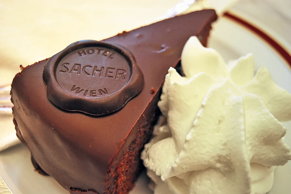 Originalna torta Sacher iz istoimenskega hotela na Dunaju