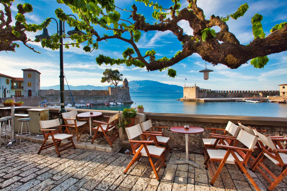 Obmorsko naselje Nafpaktos v Korintskem zalivu