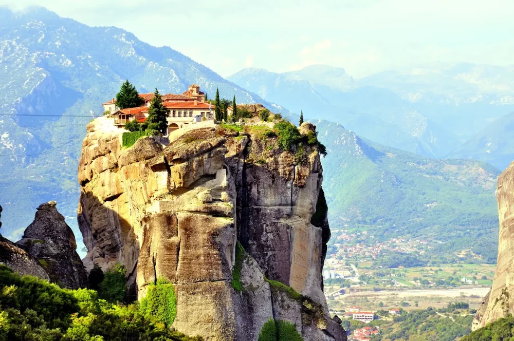 Samostani Meteora na vrhu osamelcev iz peščenjaka