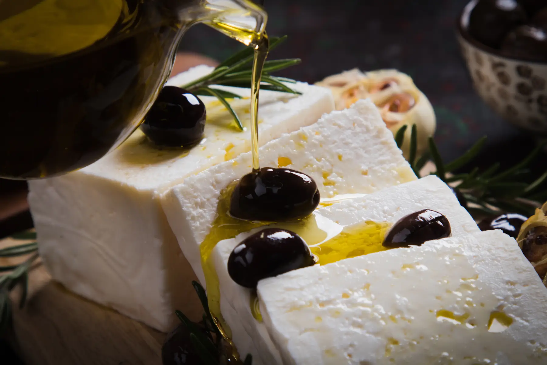 Okusen grški sir feta z olivami in oljčnim oljem