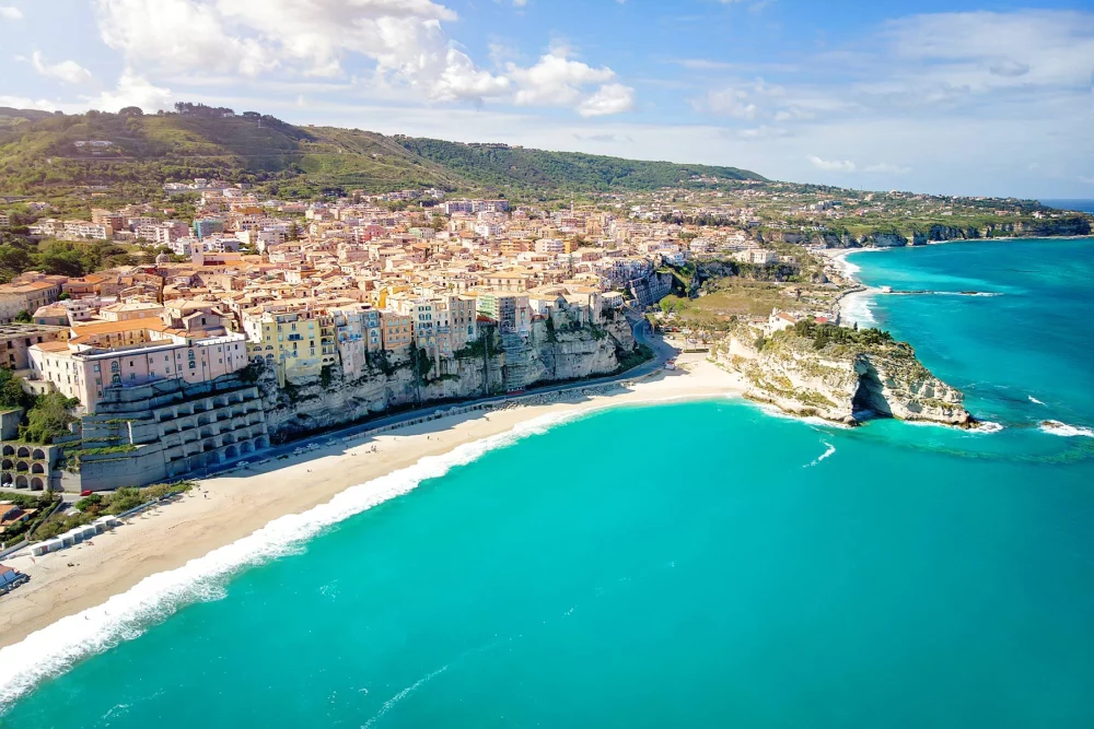 Slikovito mesto na pečini nad morjem Tropea v Kalabriji