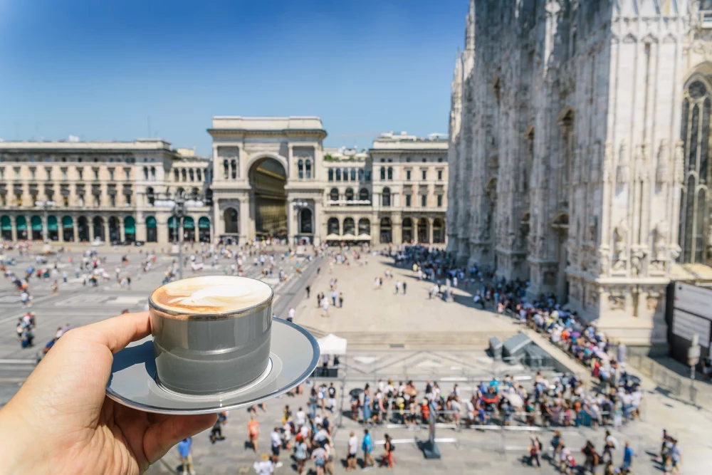 Kava z razgledom: cappuccino na milanskem glavnem trgu pred katedralo