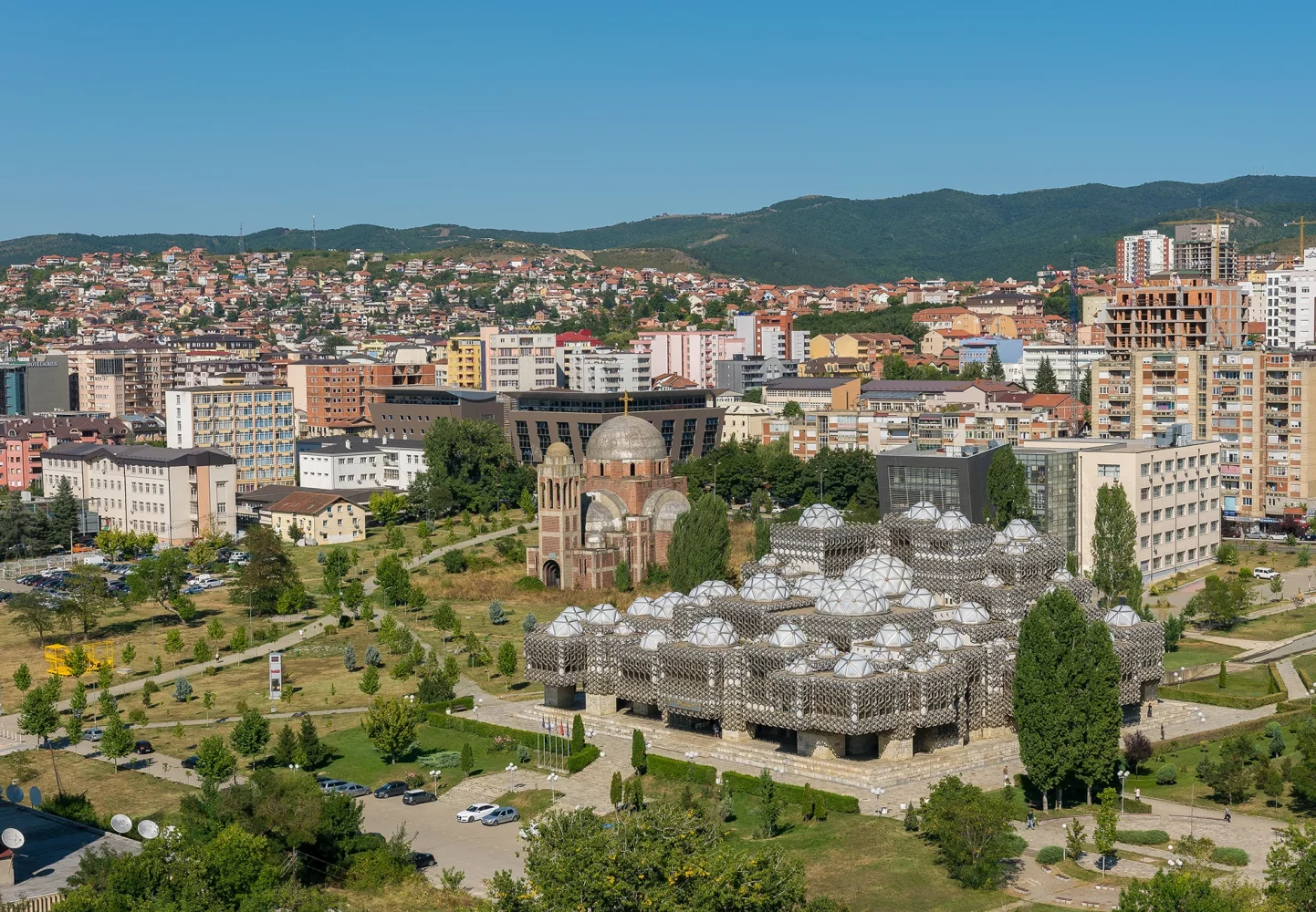 Preplet starega in sodobnega v Prištini
