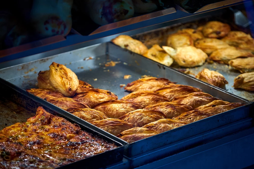Tradicionalno malteško pecivo pastizz polnjeno z rikoto