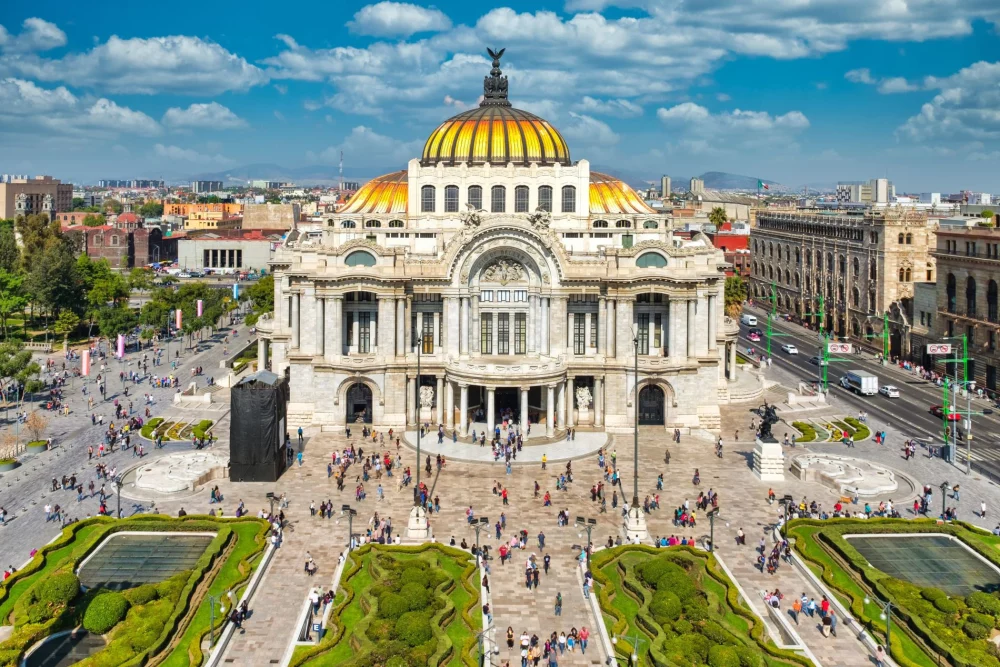 Živahno središče mehiške prestolnice Ciudad de Mexico s palačo gledališča Palacio de Bellas Artes