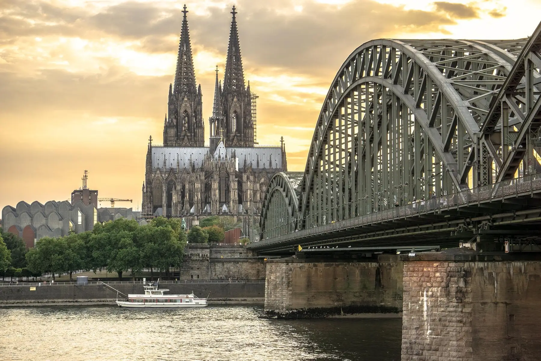 Most Hohenzollern čez reko Ren in gotska katedrala v Kölnu