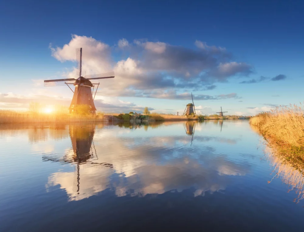 Mlini na veter ob kanalu v vasi Kinderdijk, ki so na seznamu Unescove svetovne dediščine