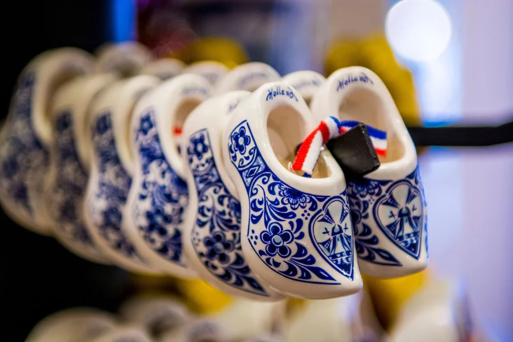Značilni nizozemski cokli iz porcelana z modro poslikavo