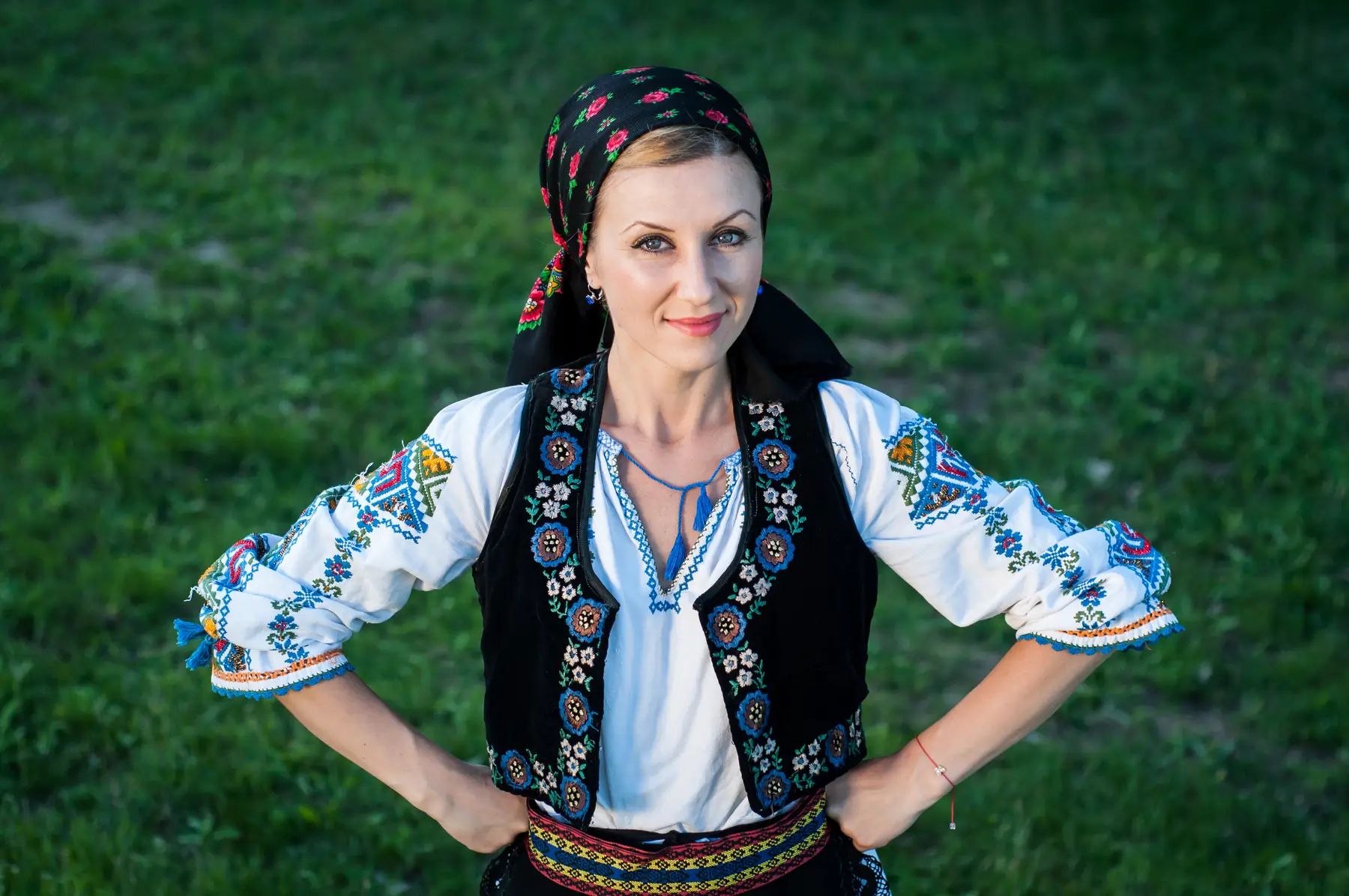 Romunka v tradicionalni noši