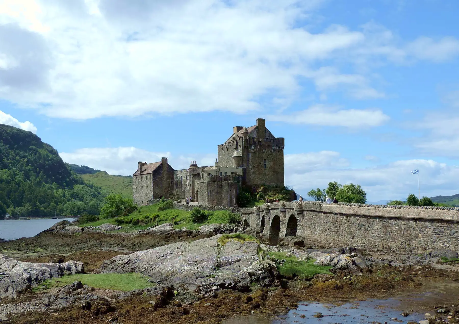Srednjeveški grad Eilean Donan na stičišču treh jezer