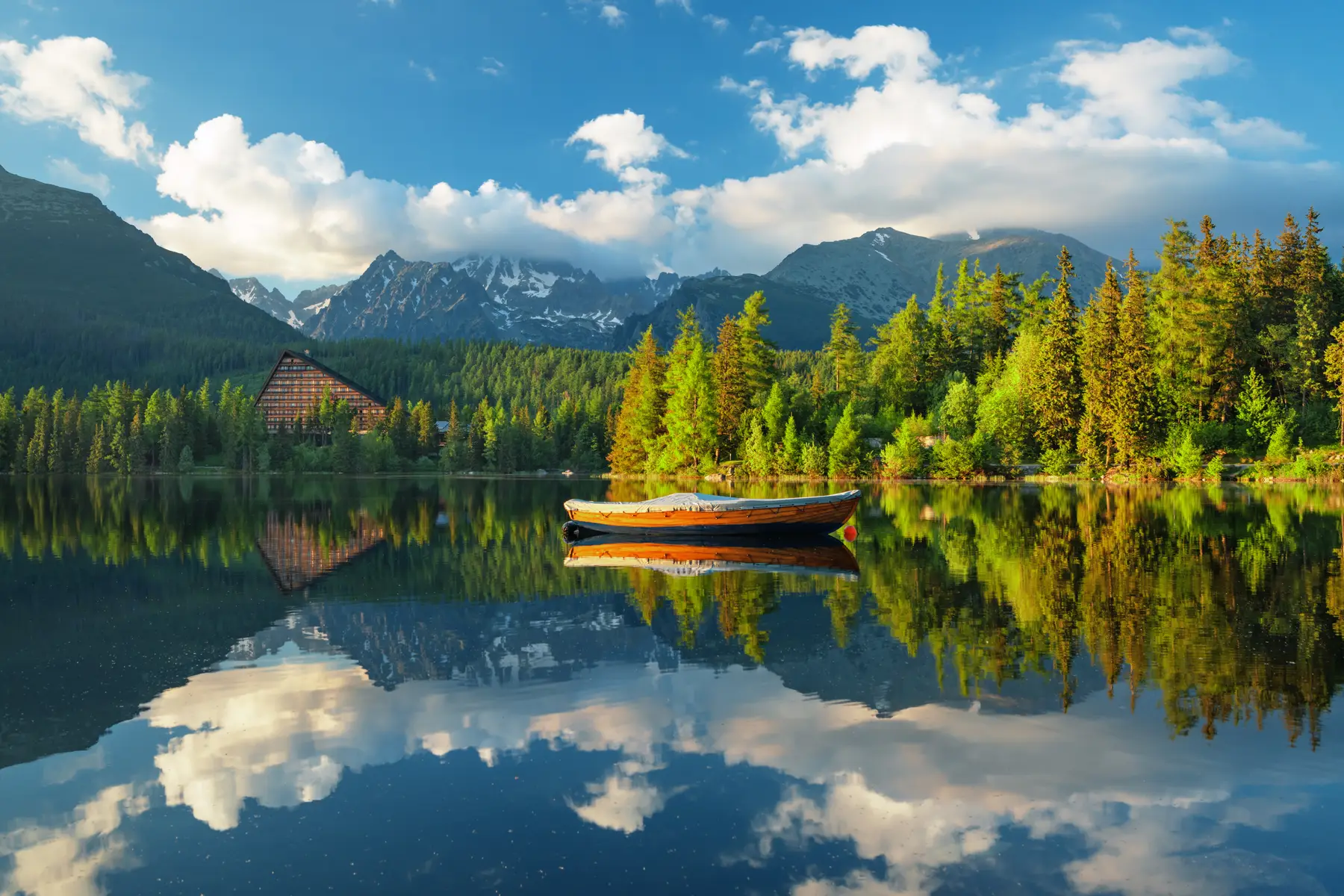 Gorsko jezero Štrbské Pleso v Visokih Tatrah
