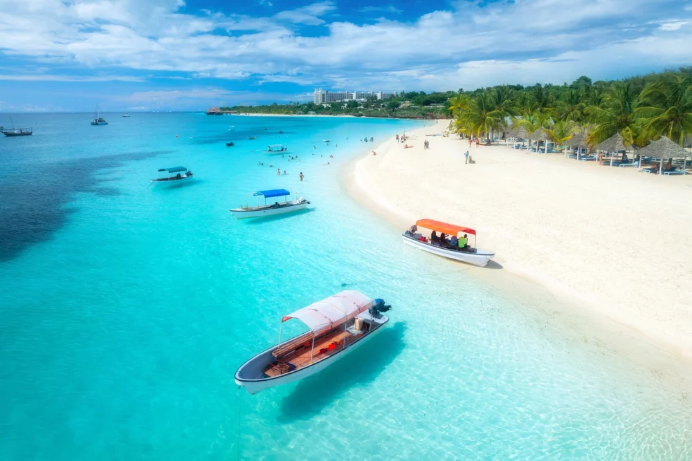 Čudovito turkizno morje ob obali Zanzibarja