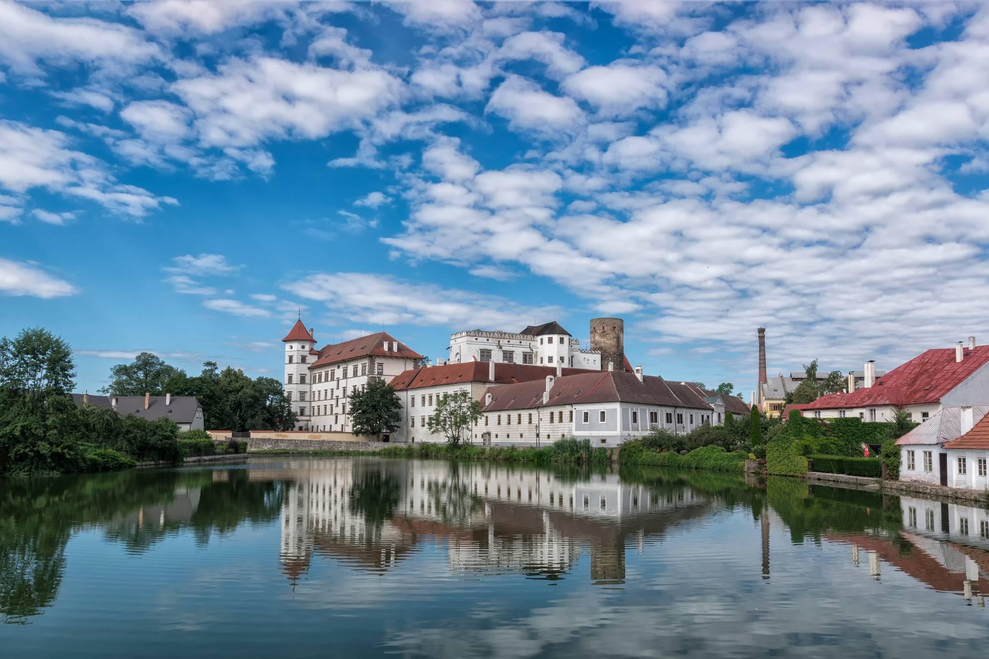 Mogočen grad v Jindřichuvem Hradcu ob jezeru Vajgar na Češkem.