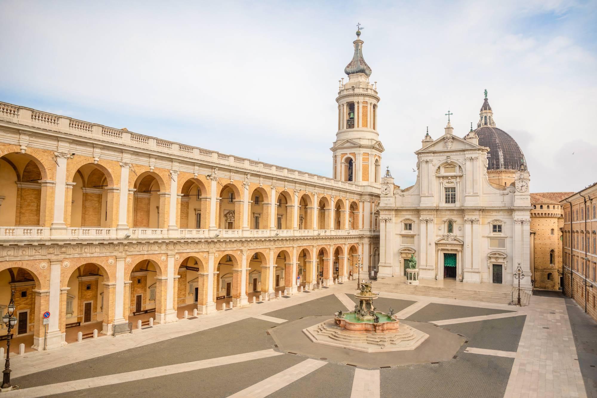 Trg Piazza della Madonna v Loretu s pogledom na baziliko Svete hiše.
