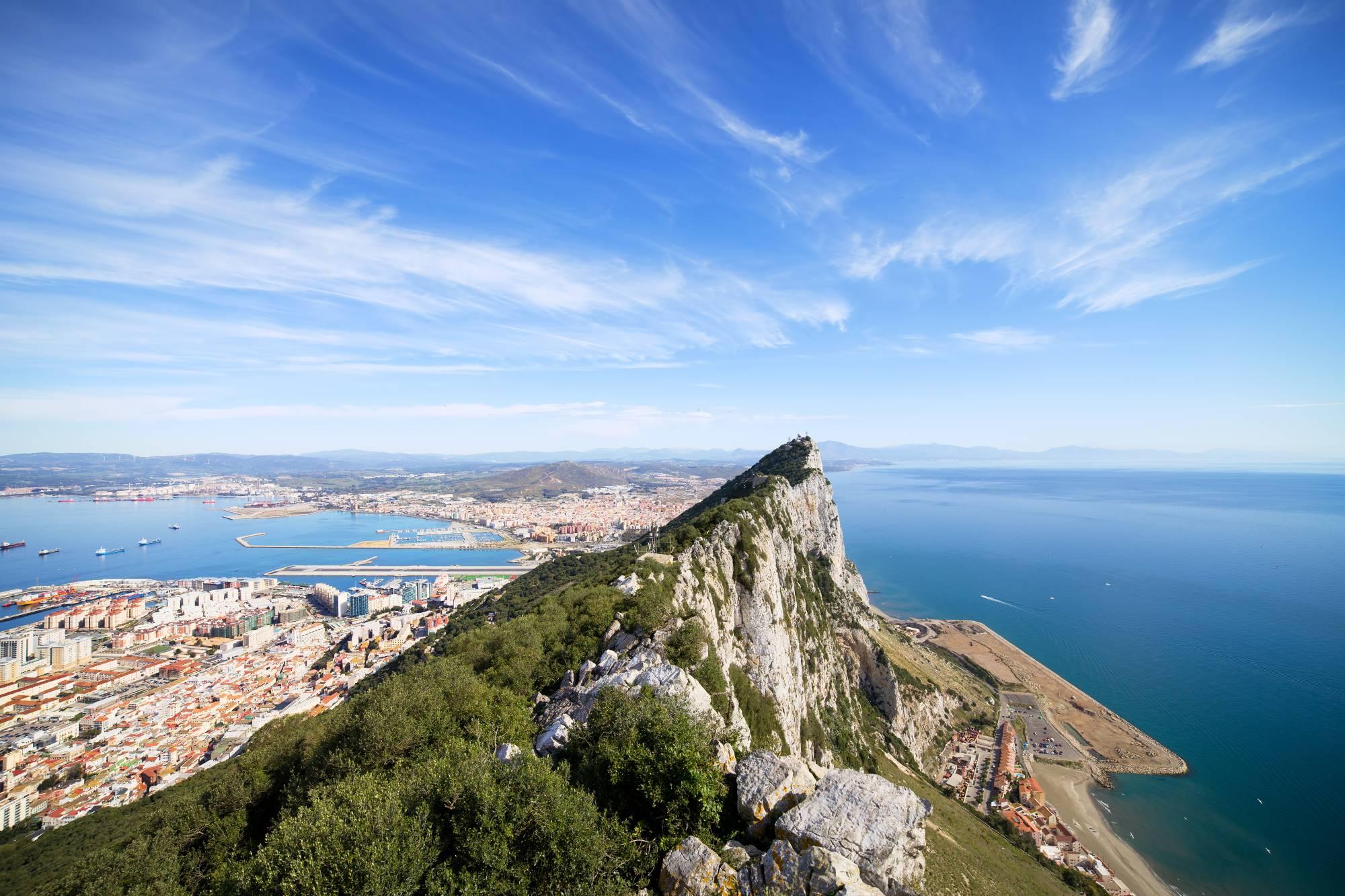 Pogled na vzpetino Rock of Gibraltar ali Gibraltarska skala in Giblartarsko ožino, del Sredozemskega morja med Španijo in Marokom.