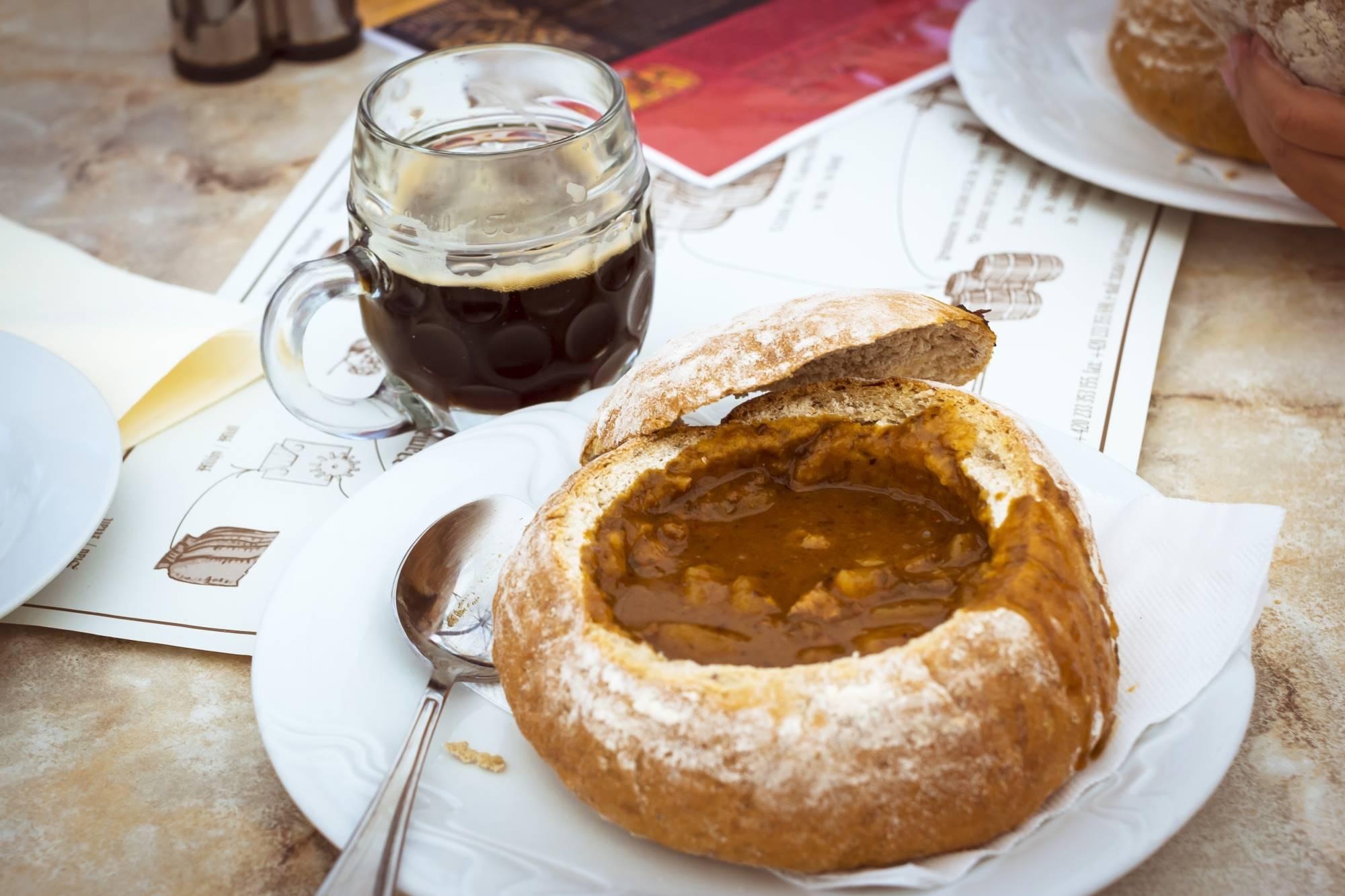 Češka pivniška večerja z golažem v krušni skodelici s pivom.