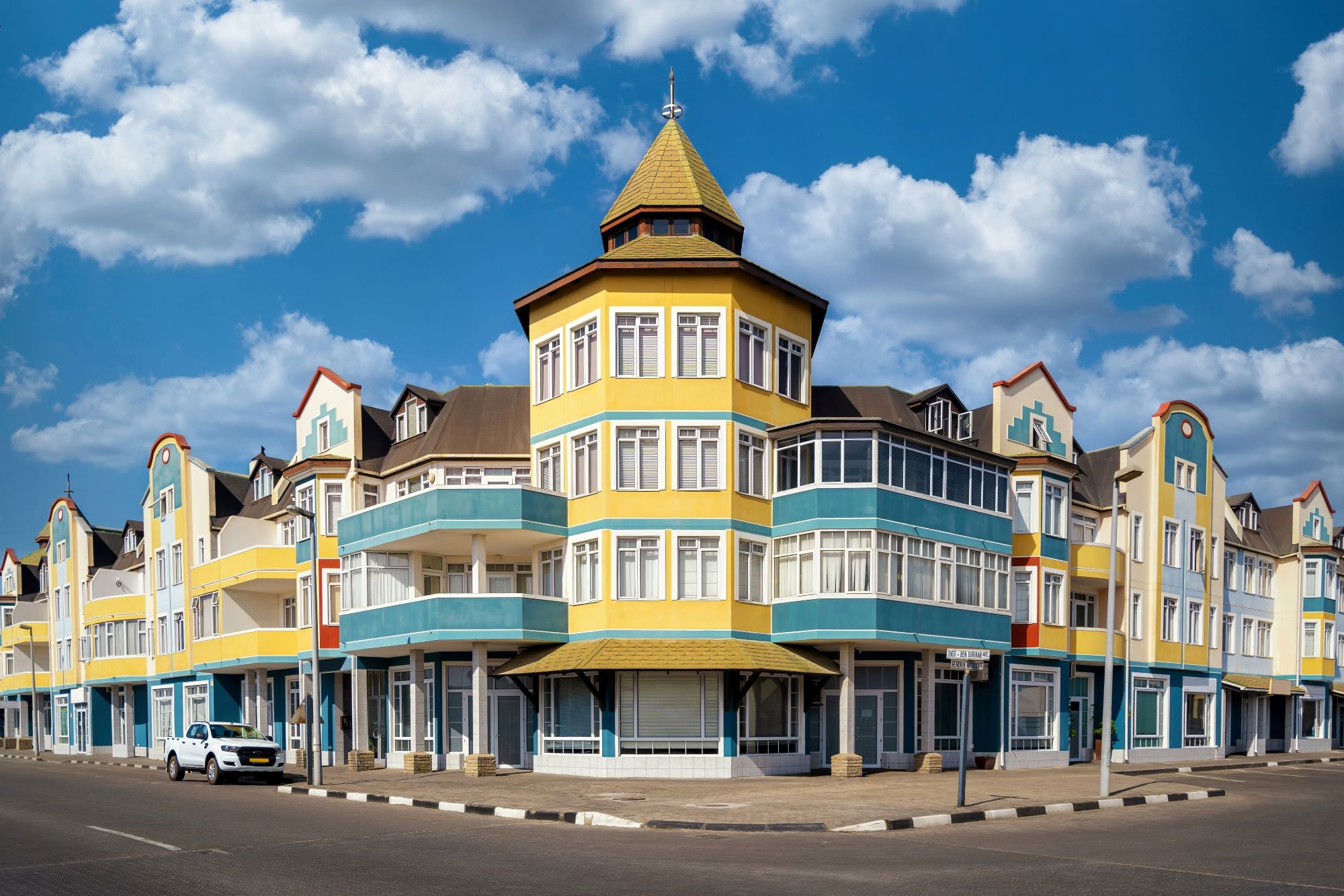 Pogled na vogal ene od ulic v središču mesta Swakopmund ob obali Atlantskega oceana v Namibiji z značilno nemško kolonialno arhitekturo.