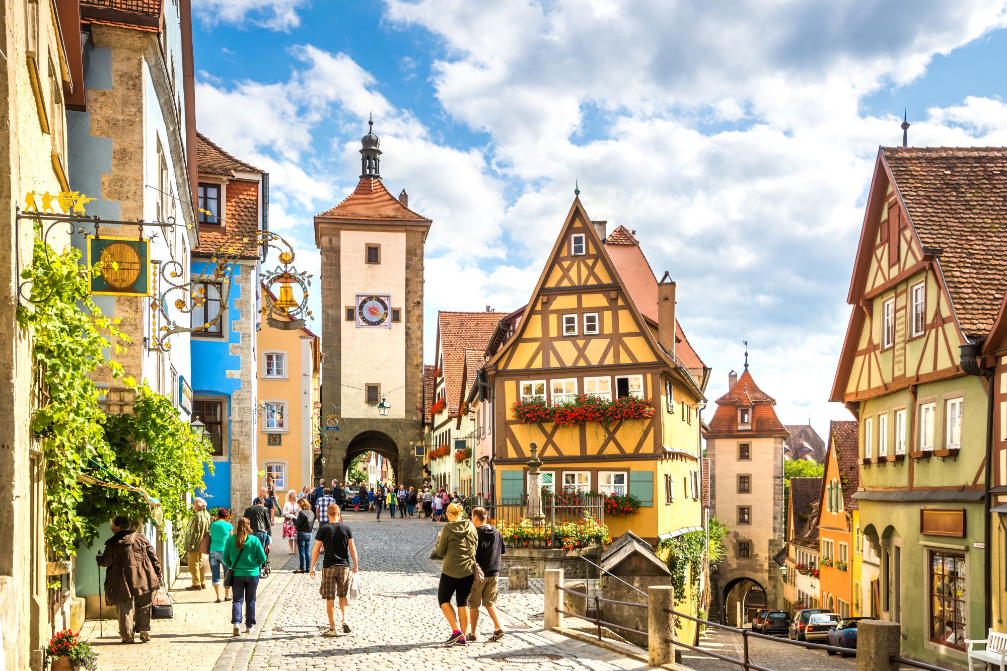 Predel Plönlein v kraju Rothenburg ob der Tauber na Bavarskem z značilno hišo s predalčasto gradnjo in trgom z malim vodnjakom.
