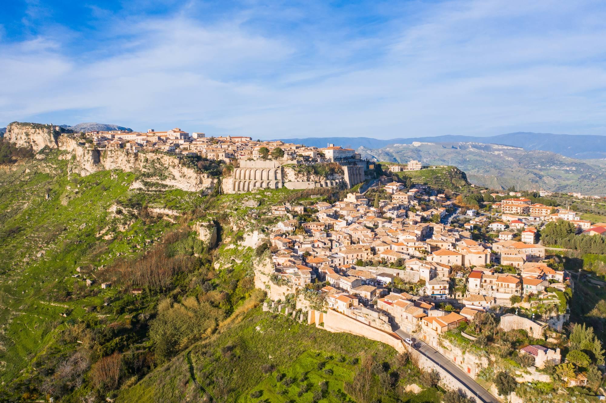 Mesto Gerace na jonski strani obale Kalabrije v Italiji na vzpetini nad pokrajino.