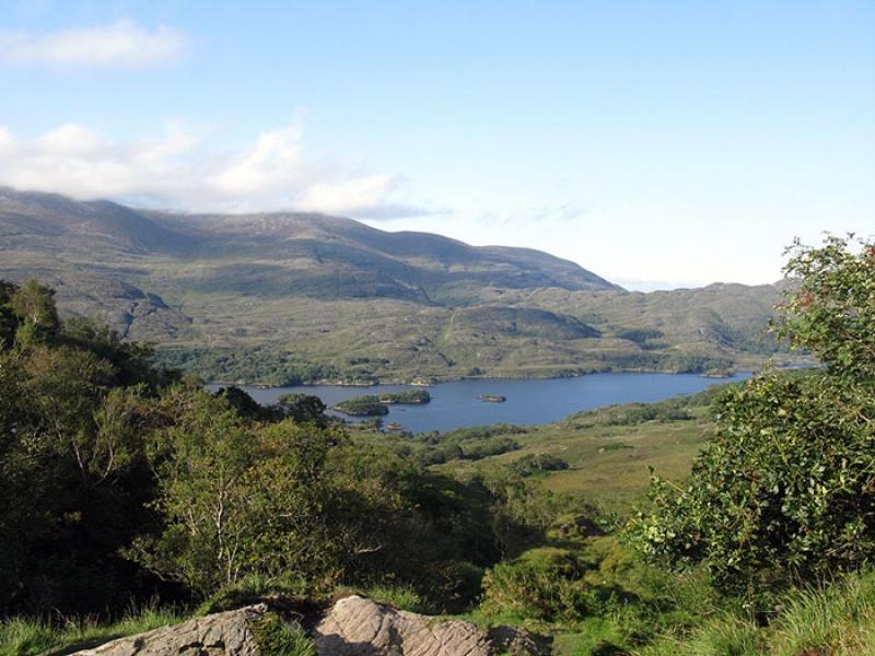 Pogled na jezero iz razgledne točke Ladies View na polotoku Iveragh oziroma predelu Ring of Kerry z najslikovitejšo pokrajino na Irskem.