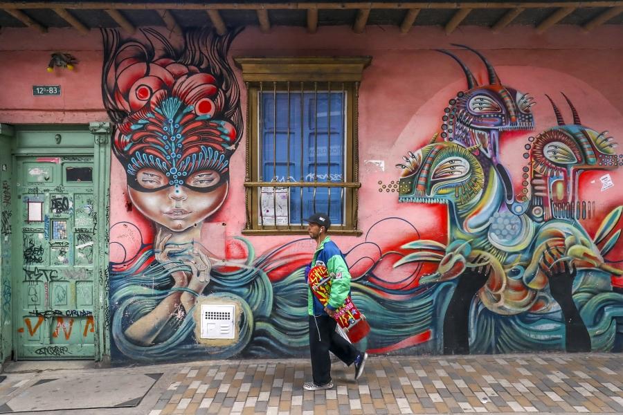Z grafiti okrašene fasade živahnega predela La Candelaria v Bogoti v Kolumbiji.