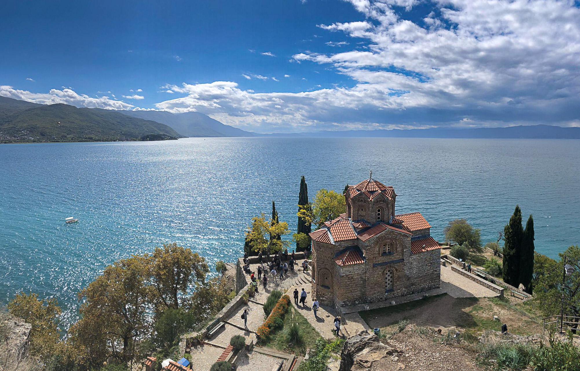 Cerkev sv. Janeza Teologa v Ohridu in pogled na Ohridsko jezero.