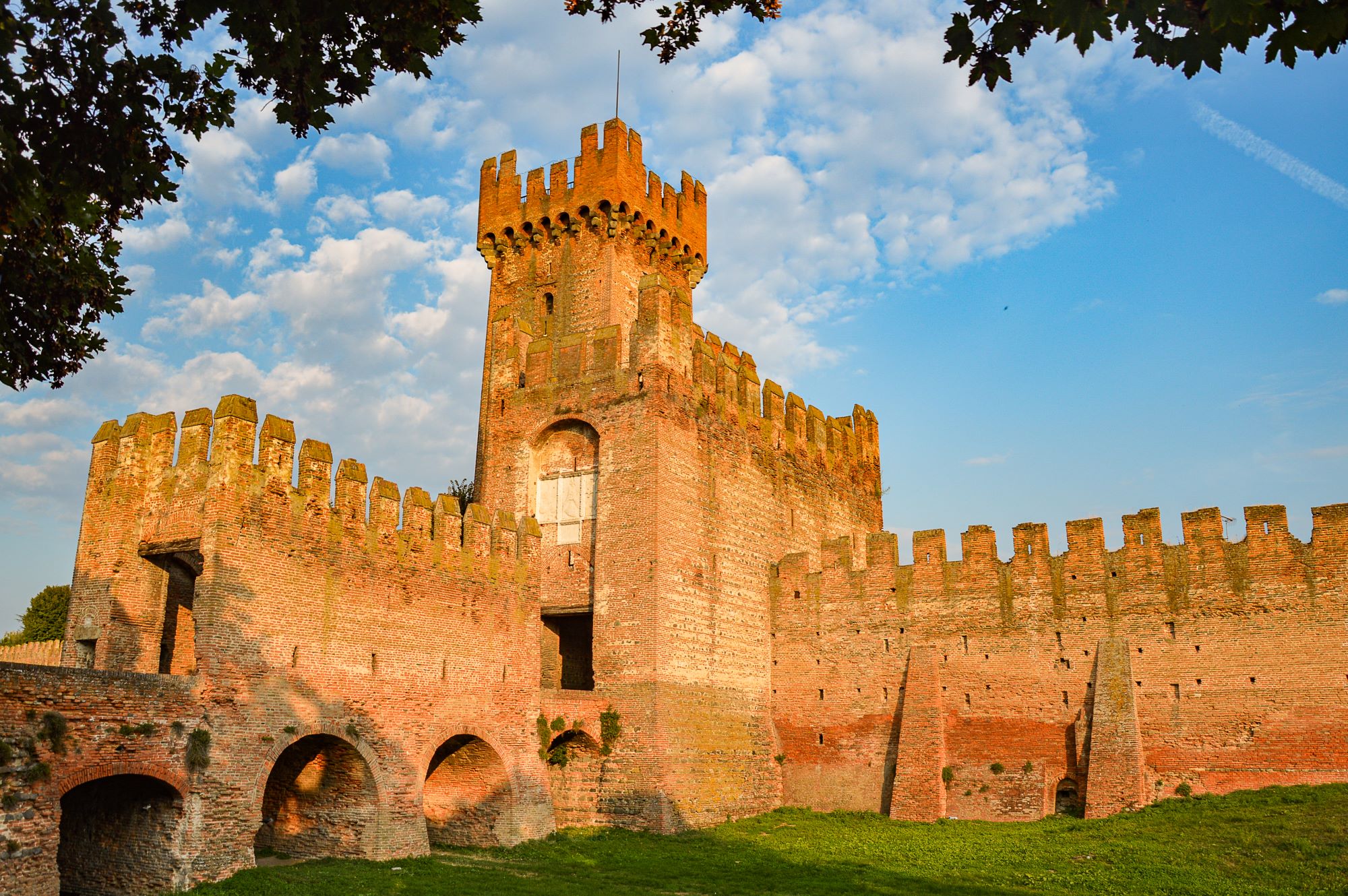 Eden od vhodov v staro mestno jedro skozi mogočno obzidje v kraju Montagnana v Italiji.