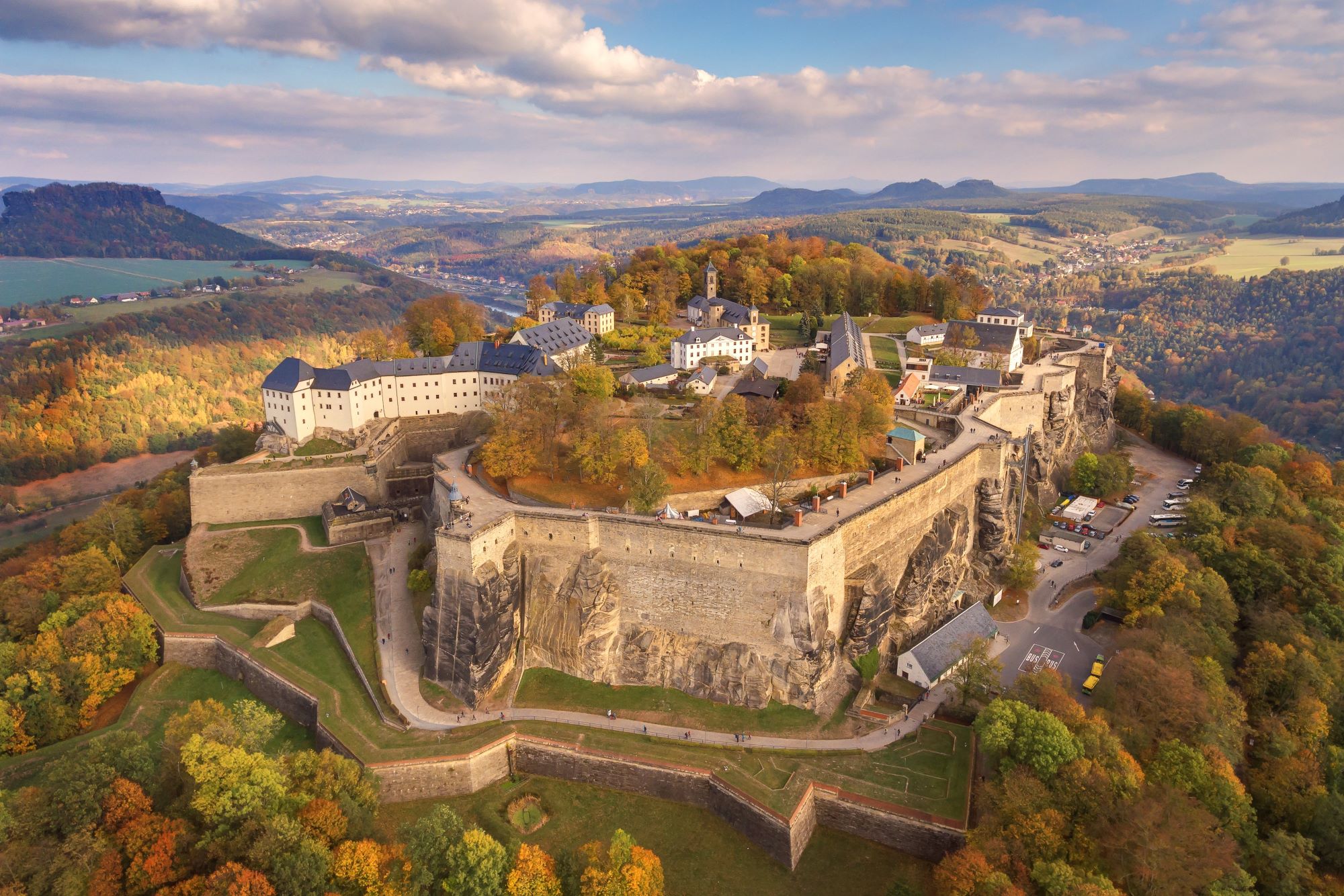 Pogled iz zraka na grad Koenigstein, ki se dviga nad reko Labo v Saški Švici v Nemčiji v bližini meje s Češko.