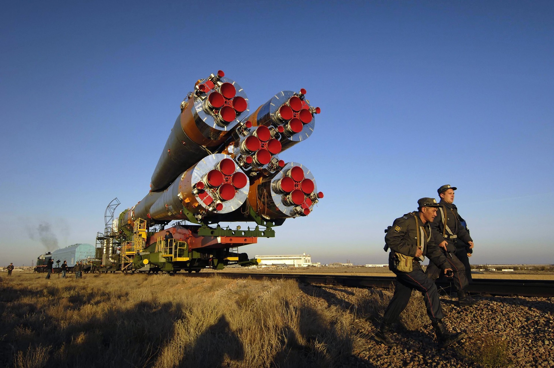 Raketa Soyuz med prevozom v baikonurju, v ospredju dva vojaška uslužbenca