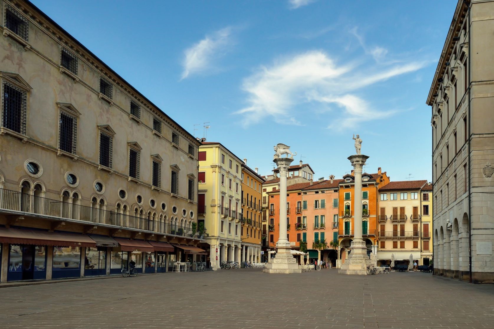 Prazen glavni trg v Vicenzi v Italiji, imenovan Piazza dei Signori z dvema stebroma in značilnimi italijanskimi hišami.