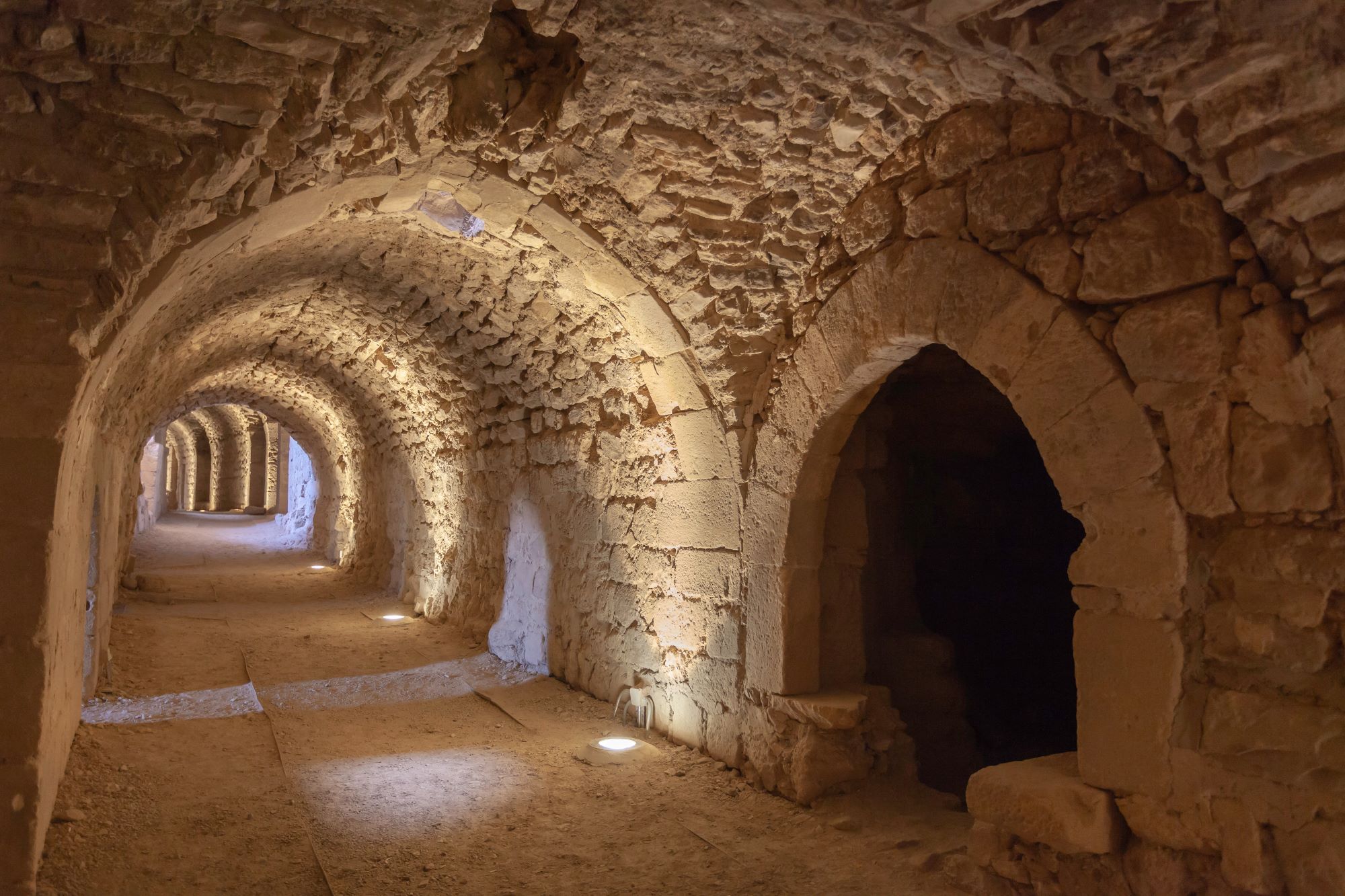 Eden od ohranjenih podzemnih hodnikov v križarskem gradu Karak v Jordaniji.