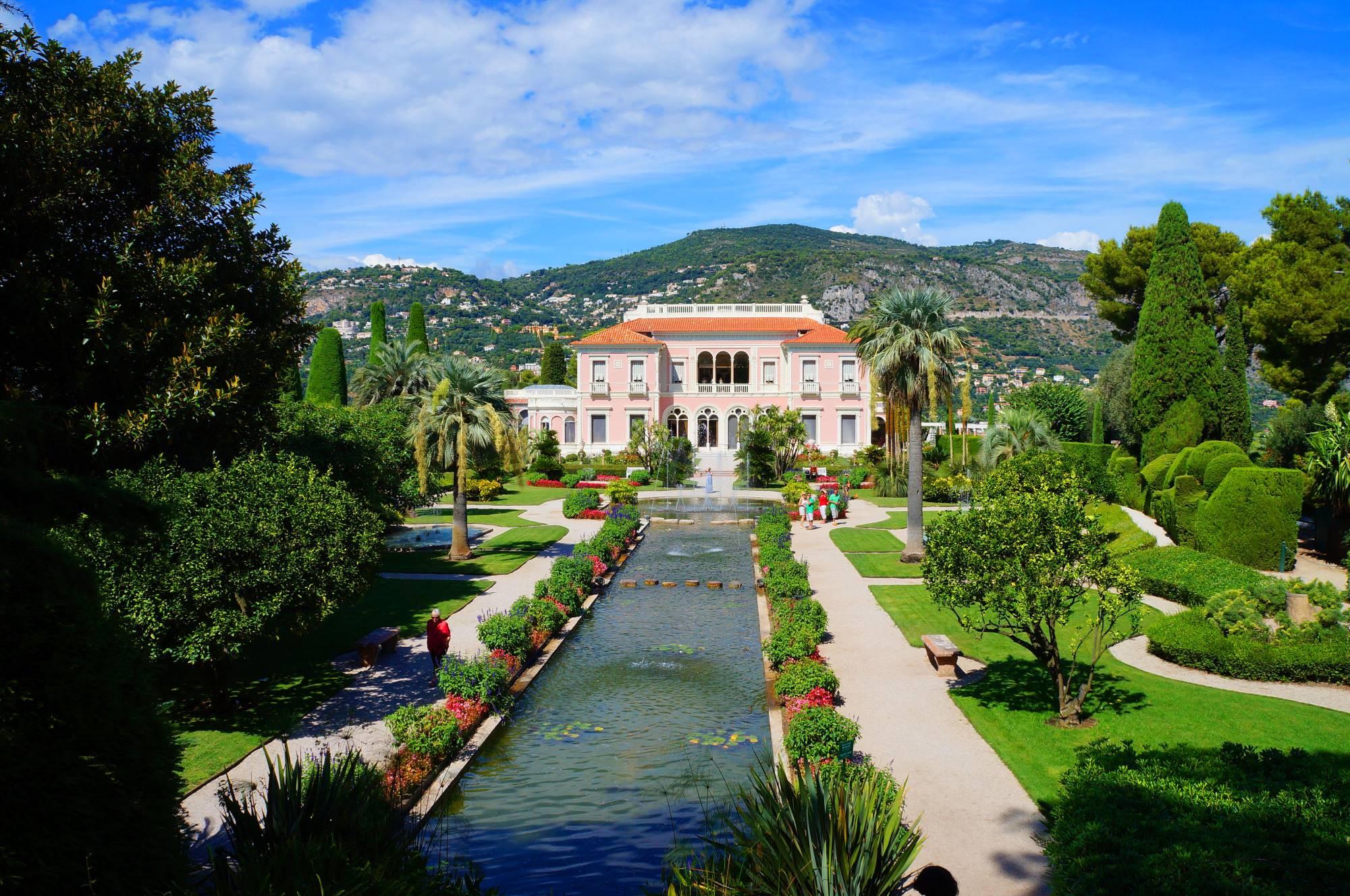 Vila Ephrussi de Rothschild, ki jo obkrožajo fantastični vrtovi, v kraju Cap Ferrat na Azurni obali.