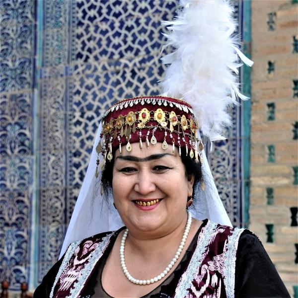 Portret Uzbekistanke v tradicionalni narodni noši.