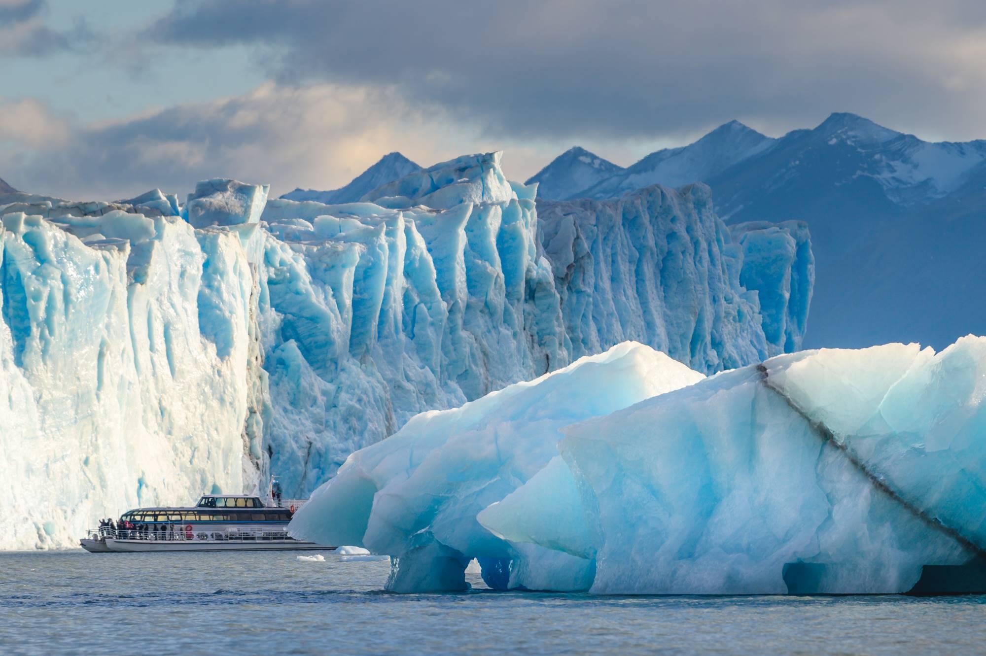 Vožnja z ladjo po jezeru Lago Argentino med številnimi ledeniki v narodnem parku Los Glaciares v argentinski Patagoniji.