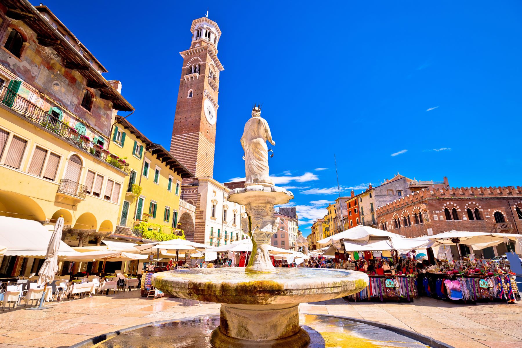 Živahni trg v središču Verone Piazza delle Erbe s številnimi bari, restavracijami in trgovinami.