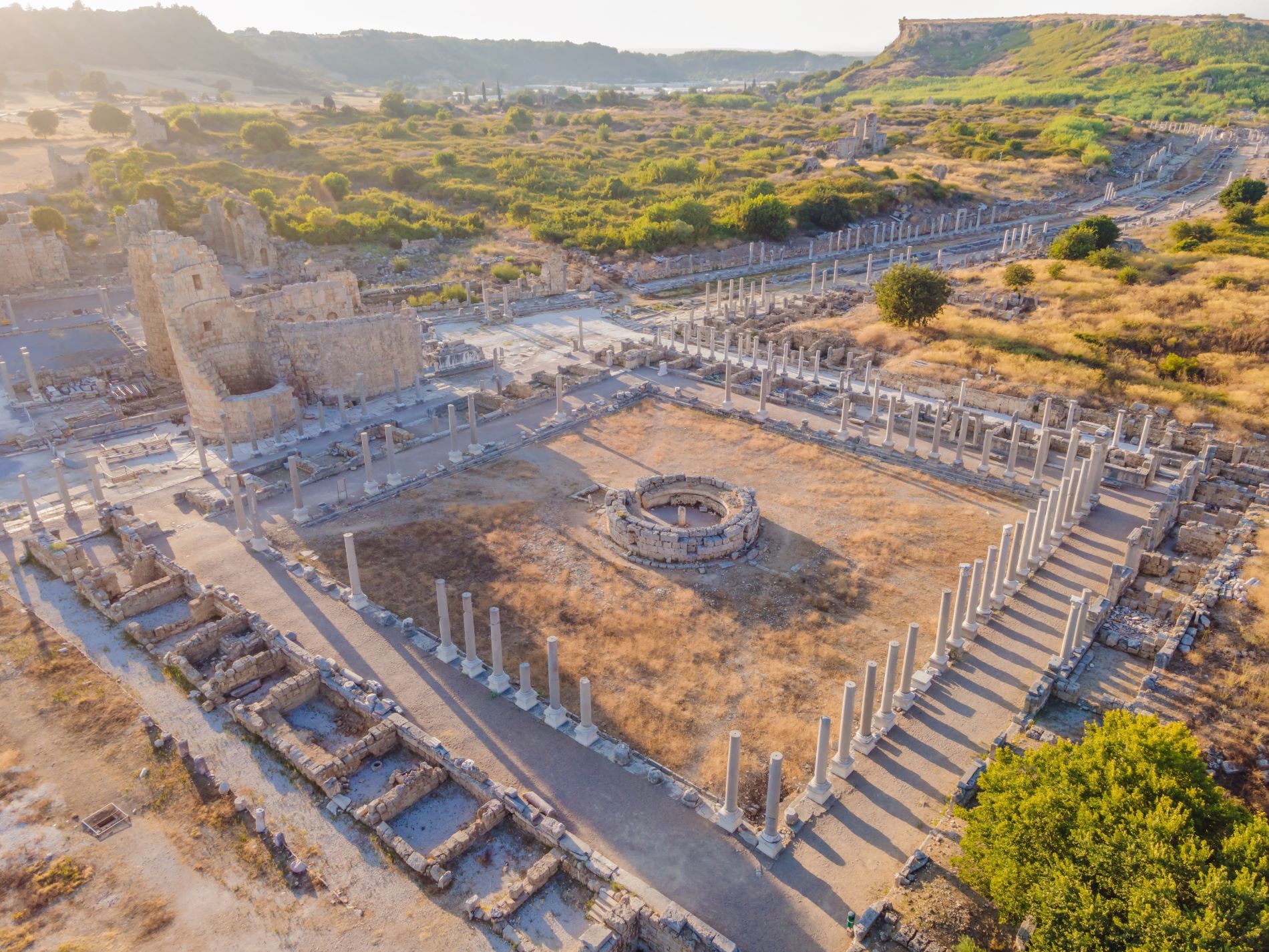 Zračni pogled na antične ostanke mesta Perge v Turčiji z Artemidinim templjem in kolonado.
