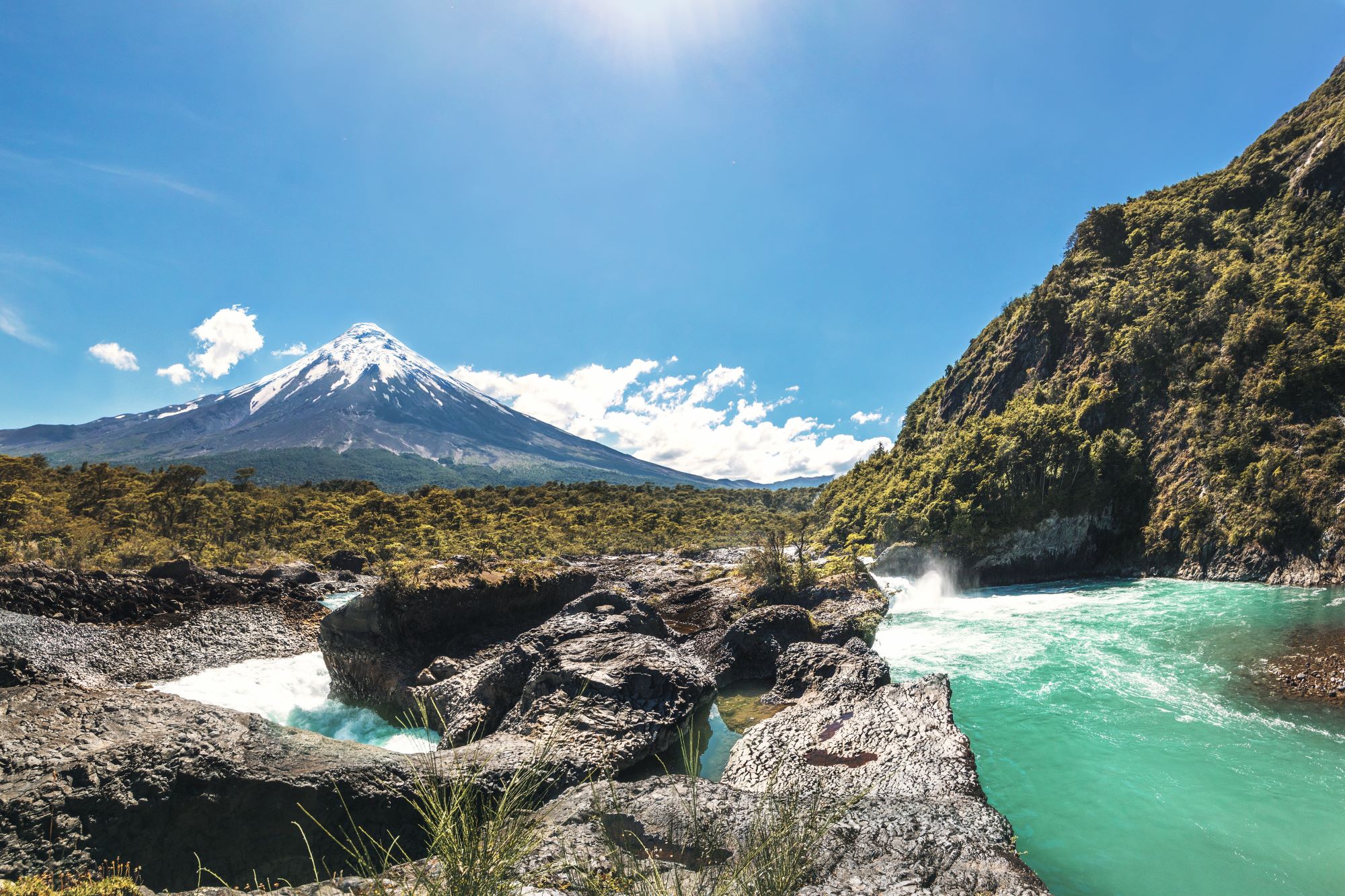 Slapovi Saltos del Petrohue in vulkan Osorno v narodnem parku Vicente Perez Rosales v Čilu.