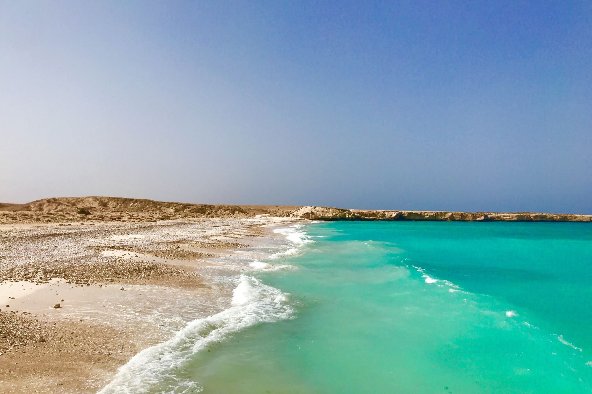 Med potovanjem po Omanu vidimo tudi širno belo plažo s turkiznim morjem ob kraju Fins.