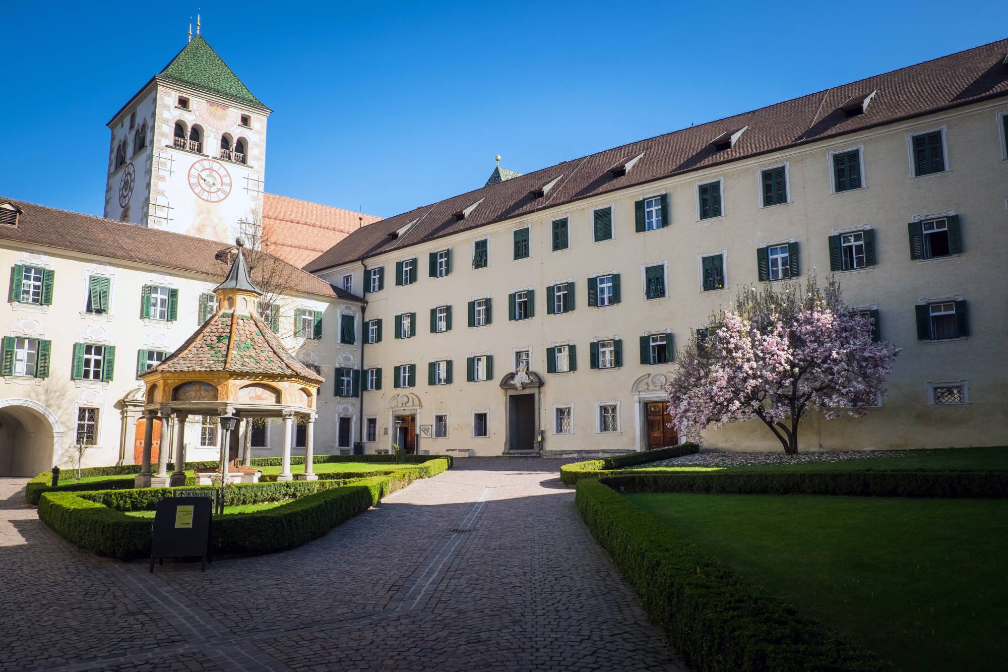 Notranje dvorišče samostanskega kompleksa Neustift pri Briksnu ali Bressanoneju v Italiji.