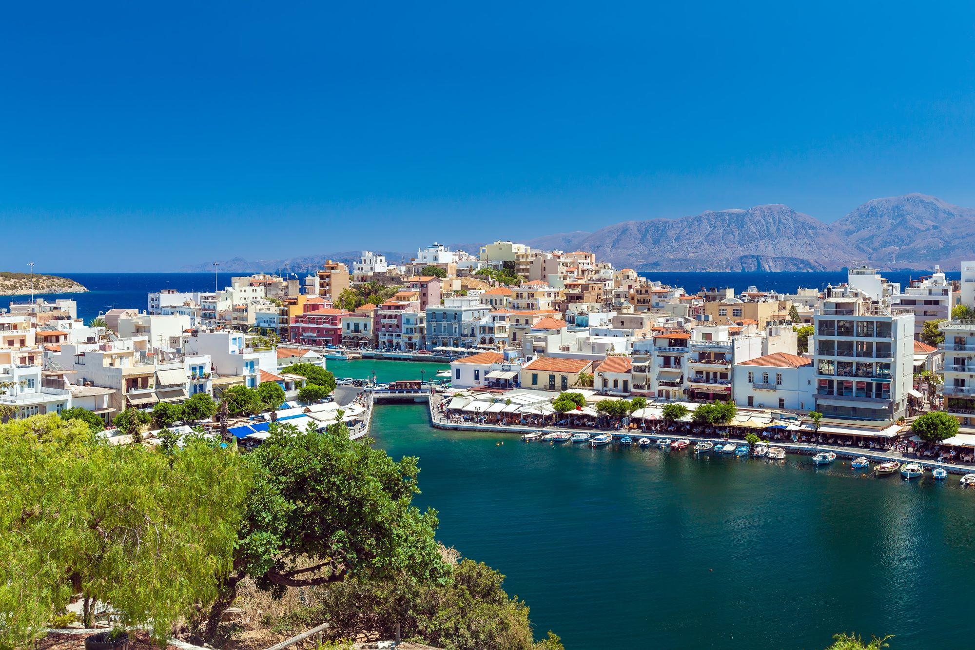 Obalni del mesta Agios Nikolaos na Kreti v Grčiji z marino.