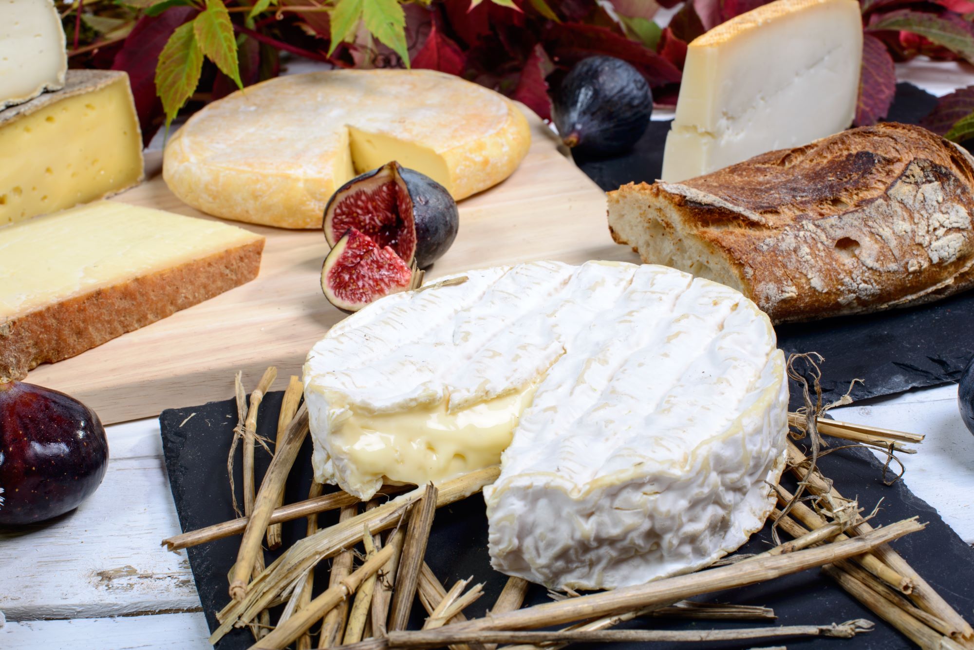Mehak sir z belo plemenito plesnijo Camembert, ki izhaja iz Normandije v Franciji.