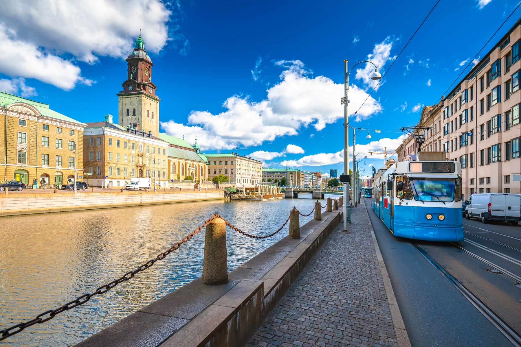 Mestno središče Göteborga ob ustju reke Göta Älv s tramvajem.